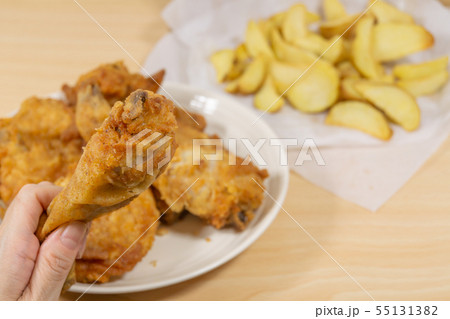 ジャンクフードの食事 フライドチキンとフライドポテト 過食症 ジャンクフードの食事 フライドチキンとフライドポテト 過食症 55131382