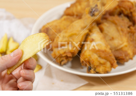 ジャンクフードの食事　フライドチキンとフライドポテト　過食症 55131386