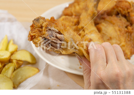ジャンクフードの食事 フライドチキンとフライドポテト 過食症の写真素材