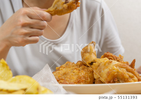 ジャンクフードの食事 フライドチキンとフライドポテト 過食症 ジャンクフードの食事 フライドチキンとフライドポテト 過食症 55131393