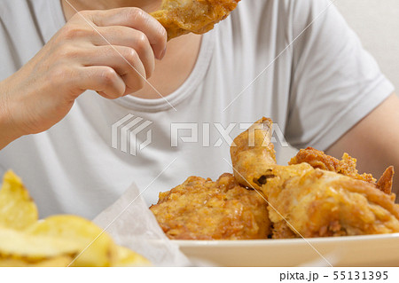 ジャンクフードの食事　フライドチキンとフライドポテト　過食症 55131395