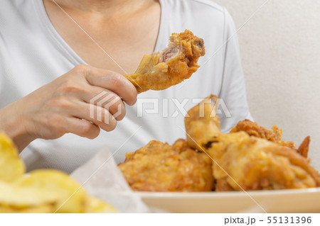ジャンクフードの食事 フライドチキンとフライドポテト 過食症 ジャンクフードの食事 フライドチキンとフライドポテト 過食症 55131396