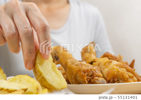 ジャンクフードの食事 フライドチキンとフライドポテト 過食症 ジャンクフードの食事 フライドチキンとフライドポテト 過食症 55131401