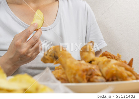 ジャンクフードの食事 フライドチキンとフライドポテト 過食症 ジャンクフードの食事 フライドチキンとフライドポテト 過食症 55131402