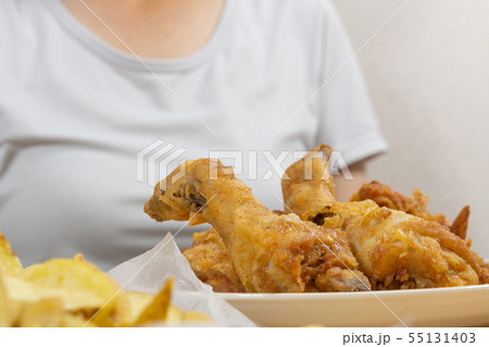 ジャンクフードの食事 フライドチキンとフライドポテト 過食症 ジャンクフードの食事 フライドチキンとフライドポテト 過食症 55131403