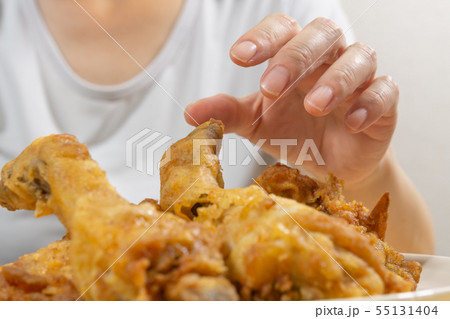 ジャンクフードの食事　フライドチキンとフライドポテト　過食症 55131404