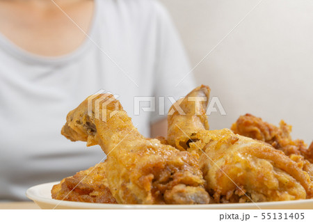 ジャンクフードの食事 フライドチキンとフライドポテト 過食症 ジャンクフードの食事 フライドチキンとフライドポテト 過食症 55131405