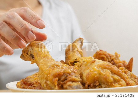 ジャンクフードの食事 フライドチキンとフライドポテト 過食症 ジャンクフードの食事 フライドチキンとフライドポテト 過食症 55131408