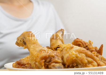 ジャンクフードの食事 フライドチキンとフライドポテト 過食症 ジャンクフードの食事 フライドチキンとフライドポテト 過食症 55131409