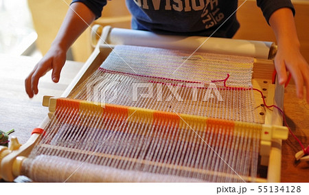 機織り機でラグを編む人 55134128