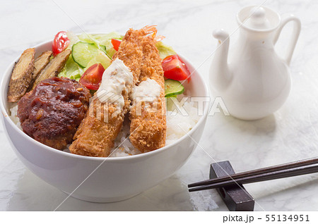 ハンバーグとエビフライ丼 ハンバーグとエビフライ丼 55134951