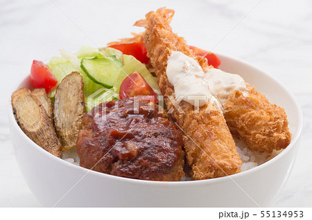 ハンバーグとエビフライ丼 55134953