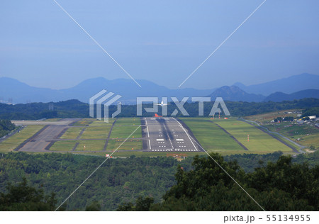 高松空港滑走路と離陸する飛行機 高松空港滑走路と離陸する飛行機 55134955