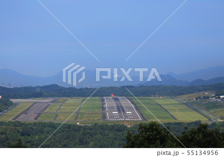 高松空港滑走路と離陸する飛行機 高松空港滑走路と離陸する飛行機 55134956