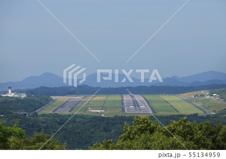 高松空港の滑走路に向かう旅客機 高松空港の滑走路に向かう旅客機 55134959