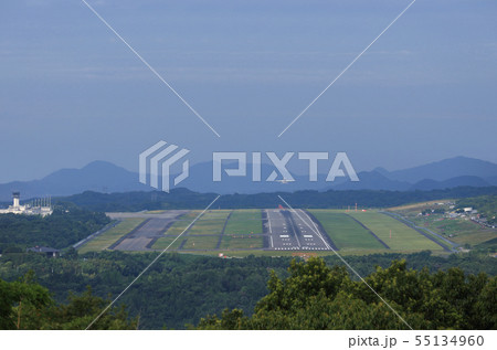 高松空港滑走路と離陸する飛行機 高松空港滑走路と離陸する飛行機 55134960