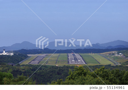 高松空港滑走路と離陸する飛行機 55134961