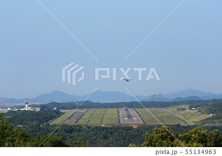 高松空港滑走路と離陸する飛行機 高松空港滑走路と離陸する飛行機 55134963