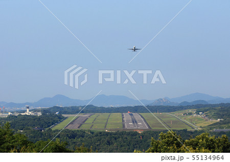 高松空港滑走路と離陸する飛行機 高松空港滑走路と離陸する飛行機 55134964