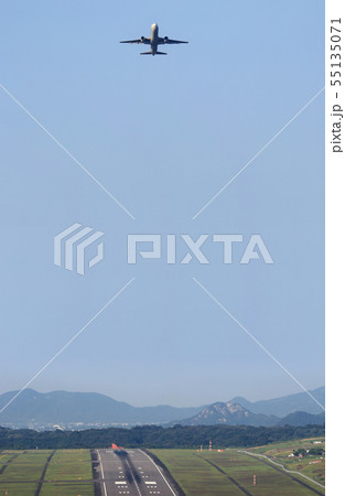 高松空港滑走路と離陸する飛行機 高松空港滑走路と離陸する飛行機 55135071