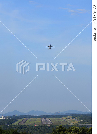 高松空港滑走路と離陸する飛行機 高松空港滑走路と離陸する飛行機 55135072