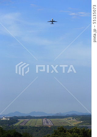 高松空港滑走路と離陸する飛行機 高松空港滑走路と離陸する飛行機 55135073