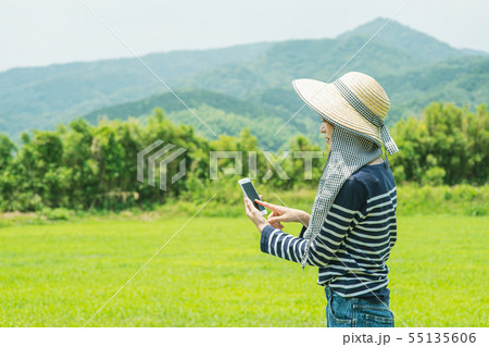 農業　スマホを持つ農家の女性 55135606