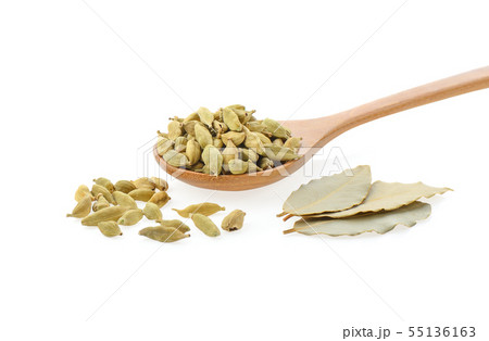 Green cardamom and bay leaves on white background 55136163