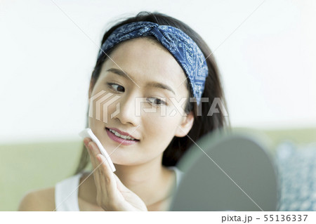 若い女性 スキンケア 55136337