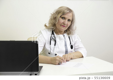 doctor writes a prescription 55136609