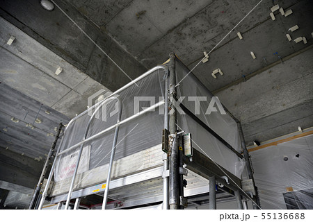 新築ビル工事：空調設備を取り付けるために用意された高所作業台 55136688