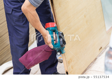 引き戸を充電式カンナで削る建具職人 引き戸を充電式カンナで削る建具職人 55137534