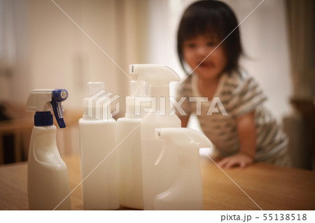 プラスチックボトルに触れようとする女の子 55138518