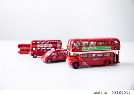 白背景におもちゃのロンドンバスが並んでいる 55139015