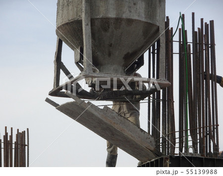 Concreting work by construction workers 55139988