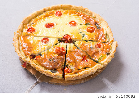 Spinach Quiche lorraine with tomatoes Spinach Quiche lorraine with tomatoes 55140092