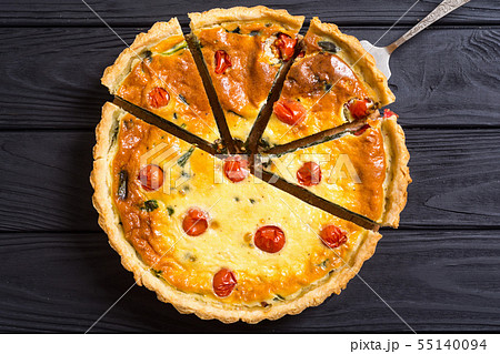Spinach Quiche lorraine with tomatoes 55140094