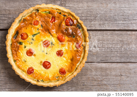 Spinach Quiche lorraine with tomatoes Spinach Quiche lorraine with tomatoes 55140095