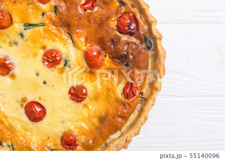 Spinach Quiche lorraine with tomatoes 55140096
