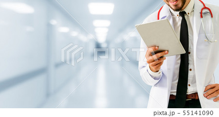 Doctor using tablet computer at the hospital. 55141090