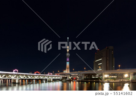 バレンタインシーズンの東京スカイツリーと隅田川橋梁のライトアップ バレンタインシーズンの東京スカイツリーと隅田川橋梁のライトアップ 55141602