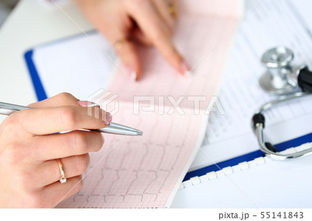 Doctor hands with cardiogram chart on clipboard pad Doctor hands with cardiogram chart on clipboard pad 55141843