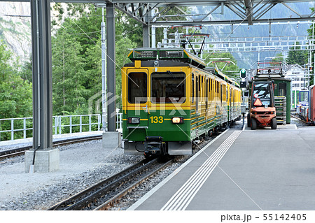 ラウターブルンネン駅に停車中のヴェンゲルンアルプ鉄道 55142405