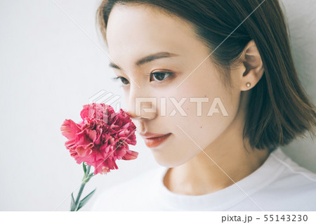 一輪の花と女の子 一輪の花と女の子 55143230