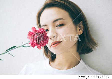 一輪の花と女の子 55143234