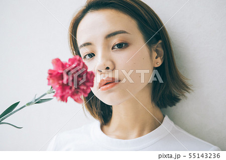 一輪の花と女の子の写真素材