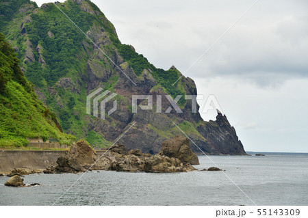 北海道岩内町雷電海岸で雷電岬の夏の風景を撮影 55143309
