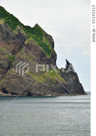 北海道岩内町雷電海岸で雷電岬の夏の風景を撮影 55143315