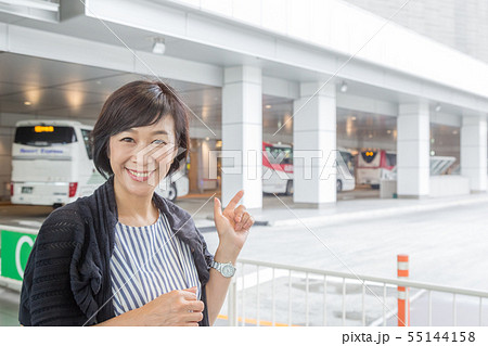 バス旅行 時刻表を見ている女性。バスタ新宿から温泉地へ向かうミドル女性 バス旅行 時刻表を見ている女性。バスタ新宿から温泉地へ向かうミドル女性 55144158