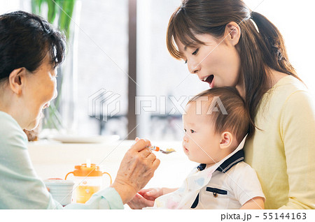 祖母と一緒に離乳食 55144163